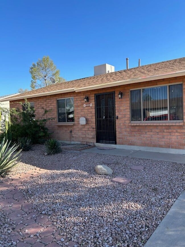 Building Photo - 2 Bedrooms PLUS Den NW Tucson