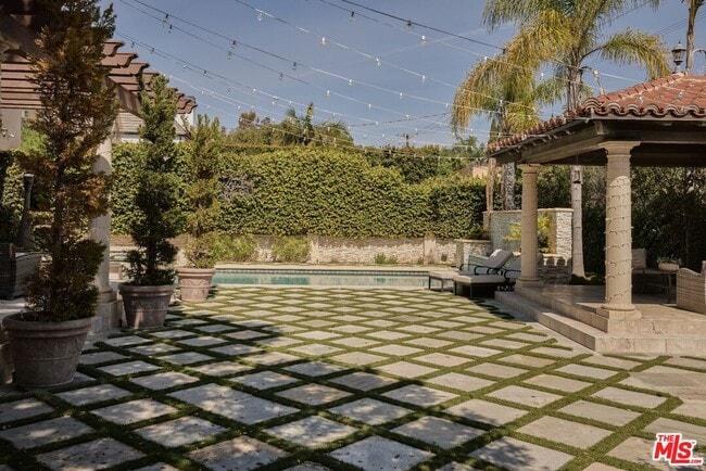 Building Photo - 614 N Palm Dr