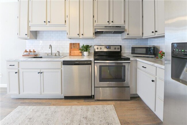 Building Photo - 736 Regina Ct NW