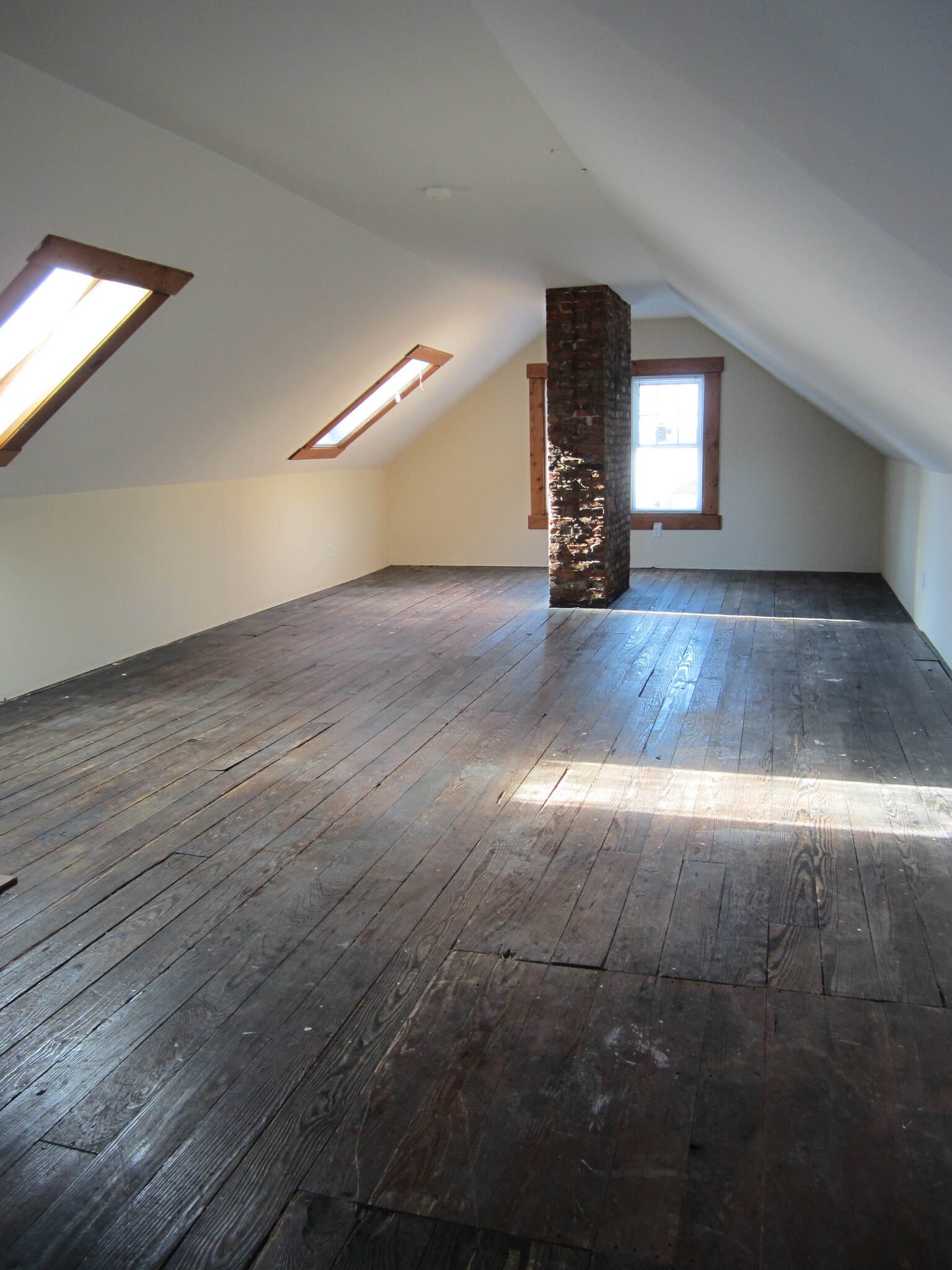 Building Photo - 2444 Deming Ave