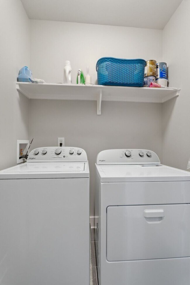 Building Photo - Wedgewood Houston Townhome