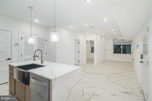 Building Photo - 2000 N Front St