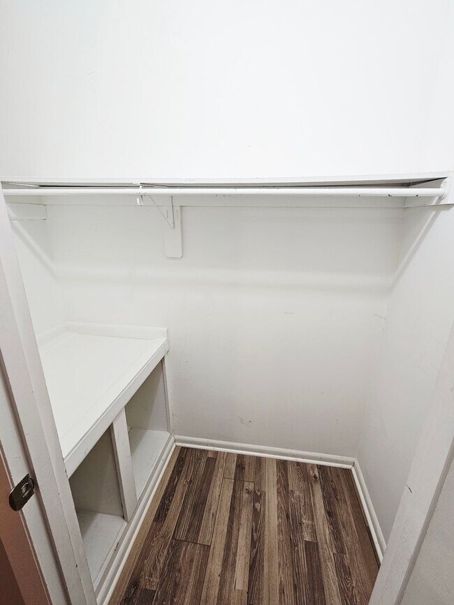 Building Photo - MOVE-IN READY! 2BR Townhome in Clintonville near OSU – W/D, Parking, Pet Friendly