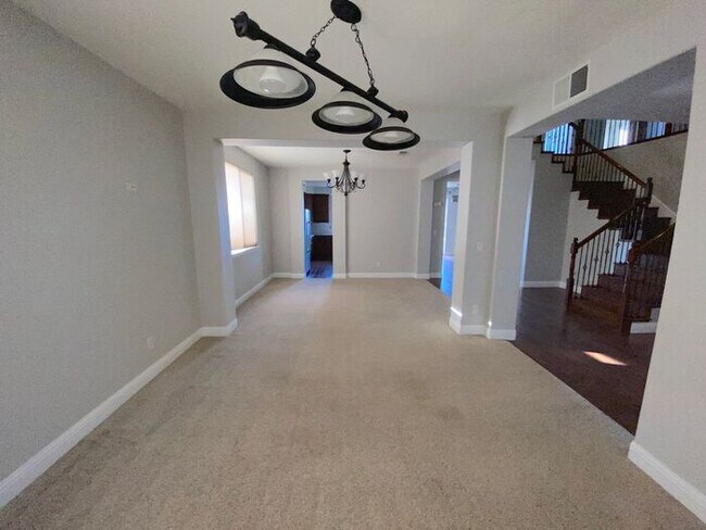 Building Photo - Top of the Hill - Gorgeous 5 Bedroom 3 Bat...
