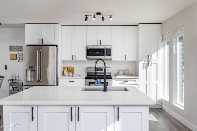 Building Photo - 2936 W Michelle Dr