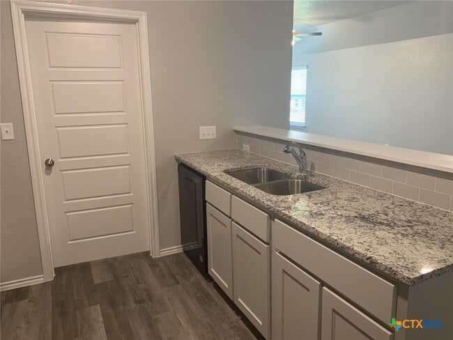 Building Photo - 716 B Kimble Dr