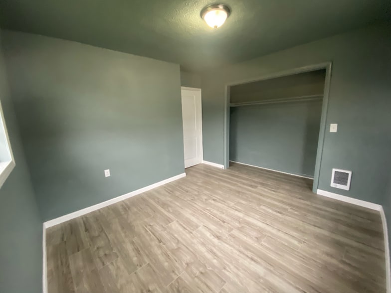 Building Photo - 3909 4th Ave