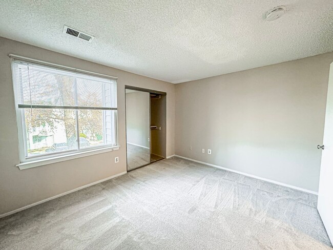 Building Photo - Bright and Cozy 1 Bed 1 Bath With Private ...