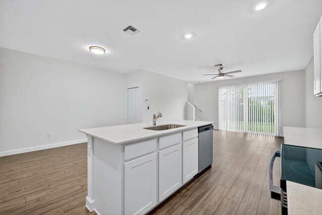 Building Photo - 303 SE Crossoak Ln