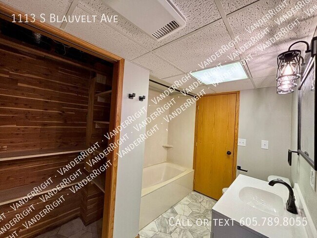 Building Photo - 1113 S Blauvelt Ave