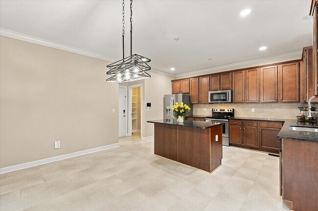 Building Photo - 1414 Chantilly Ln