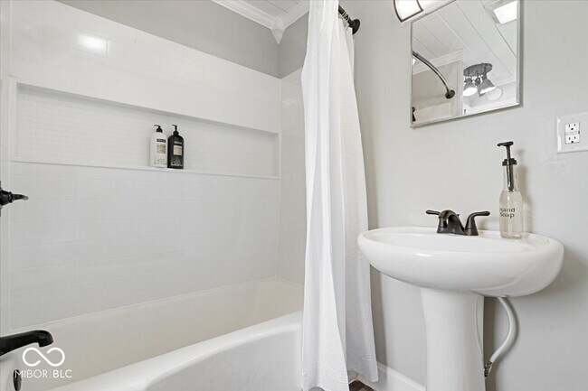 Building Photo - 606 E County Line Rd