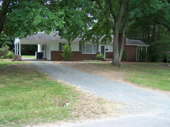 Primary Photo - Great 3BR/1.5BA off of Country Club Rd!