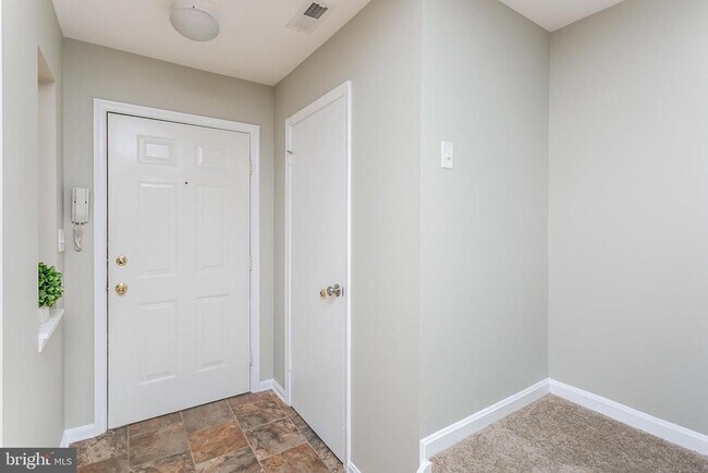 Building Photo - 553 McManus Way