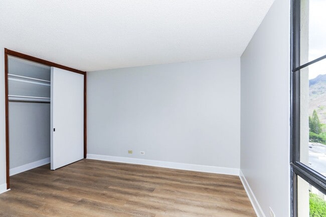 Building Photo - Naniwa Gardens - 1 bdrm/1 bath/1 covered p...