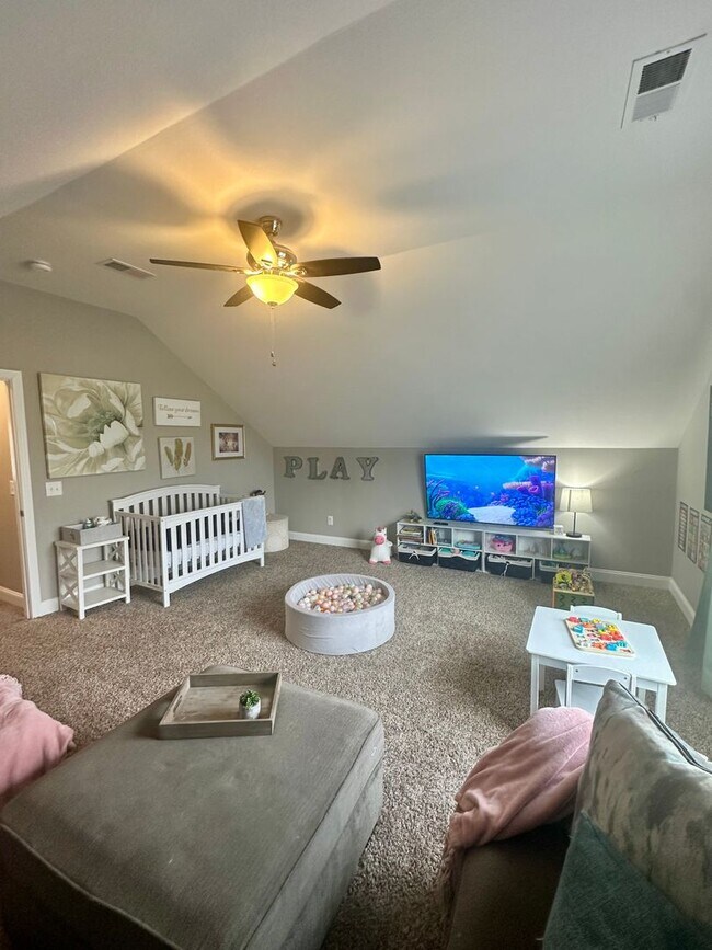 Building Photo - Pet Friendly Three Bedroom with Bonus!