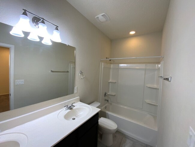Building Photo - Beautiful 3 Bedroom Plus Office Recent Con...