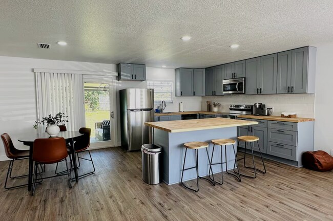 Building Photo - 401 E Jersey St