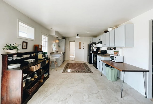 Building Photo - 4 bedroom house available SOON!