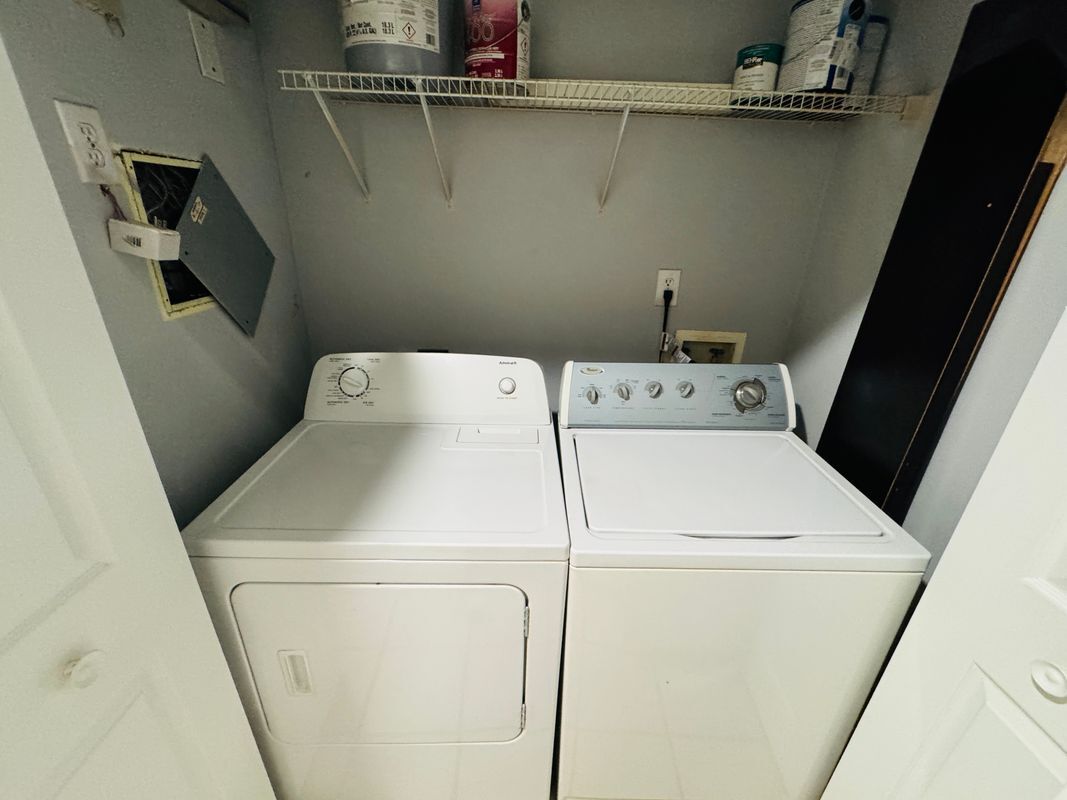 Building Photo - 955 Juniper St NE