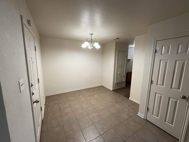 Building Photo - 1405 Cinch Dr