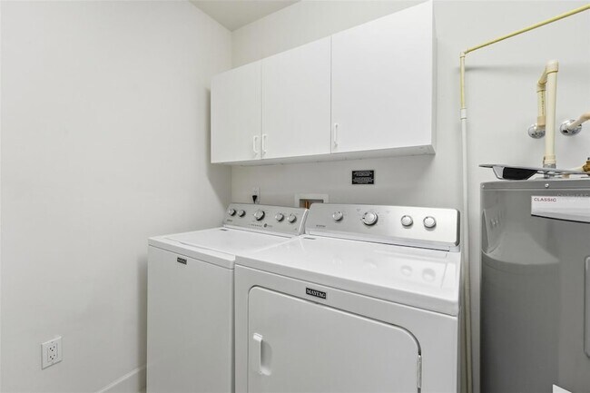 Building Photo - 100 S Eola Dr