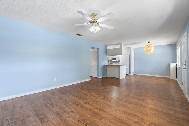 Building Photo - 1100 Shoreline Dr