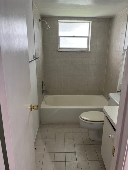 Building Photo - 950 Hillcrest Dr