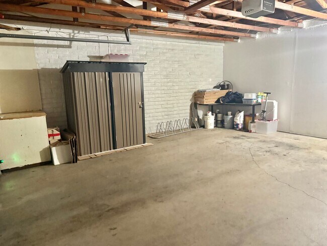 Building Photo - Furnished!! - One story gem in North Davis