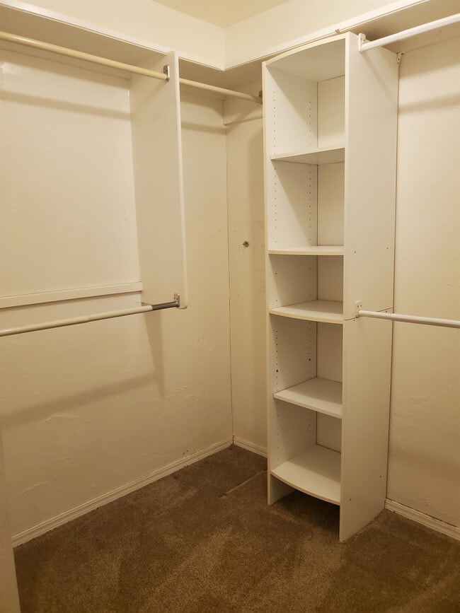 Building Photo - 912 E 10th St