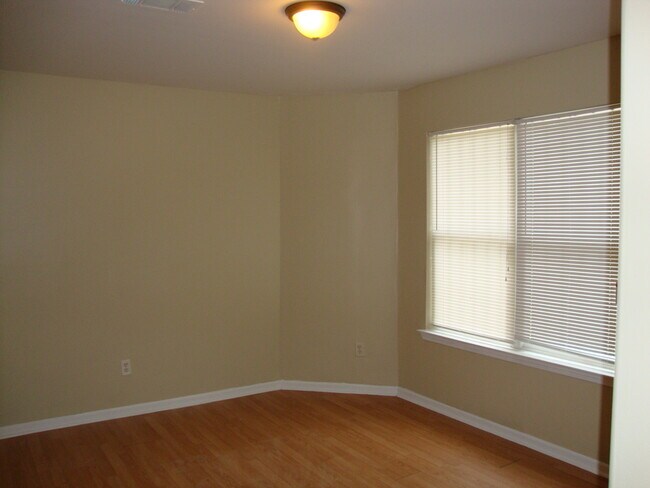 Building Photo - 3br 2 bath vaulted ceiling