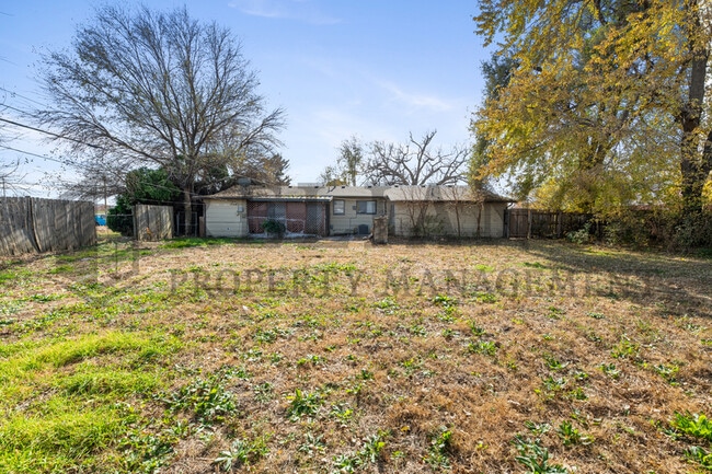 Building Photo - 220 E 44th St S