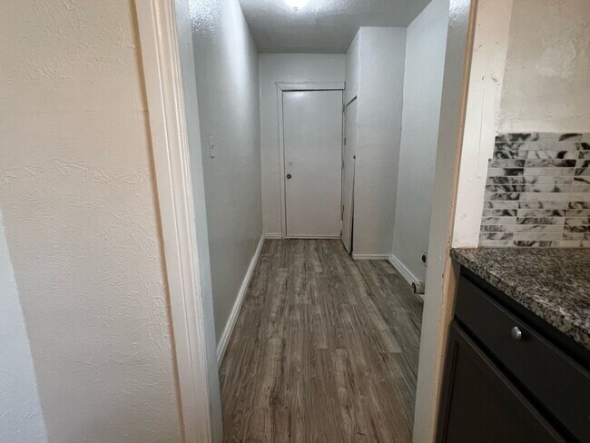 Building Photo - Huge 2 bed 1 bath