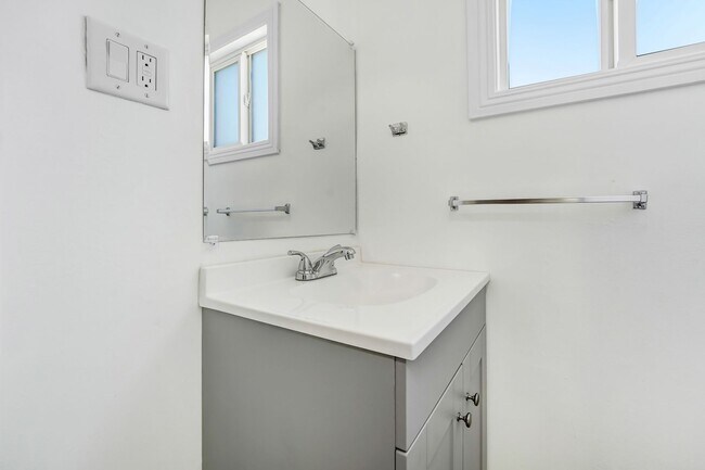 Building Photo - Lancaster 1 bedroom