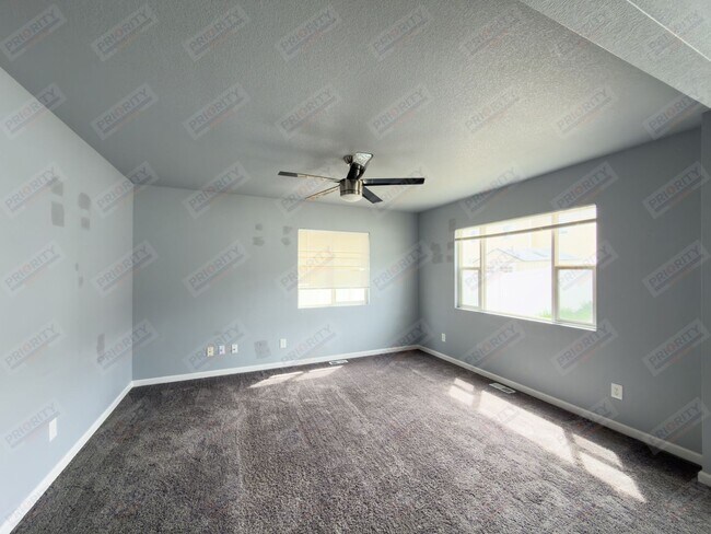 Building Photo - 3 bed, 2.5 bath townhouse with a 2 car garage