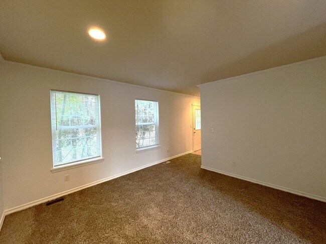 Building Photo - Three Bedroom In Great Location