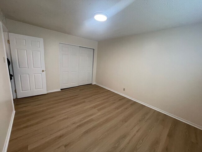 Building Photo - ONE MONTH RENT FREE!***2 Bedroom 1 Bath Unit in Rancho Cordova Available NOW!