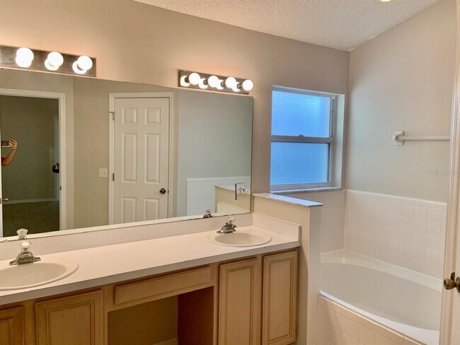 Building Photo - 544 Tall Oaks Terrace