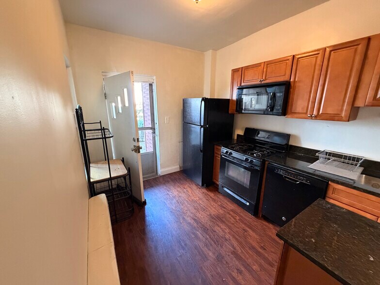 Building Photo - 122 Maple Ter