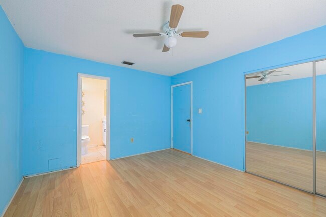 Building Photo - 280 NW Airoso Blvd
