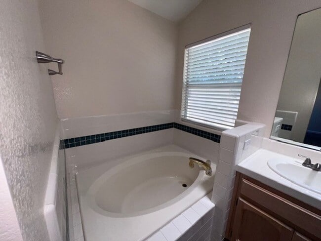 Building Photo - Beautifully maintained Elk Grove home with...