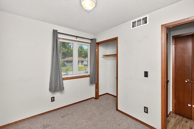 Building Photo - GREAT NEIGHBORHOOD!! 3 Bedroom, 1 Bath Home in Ankeny