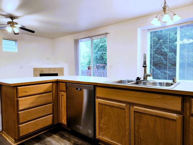 Building Photo - Comfort Meets Convenience in This South Hi...