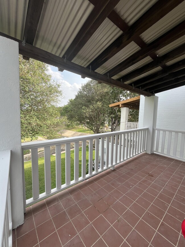 Building Photo - 1800 Country Club Dr