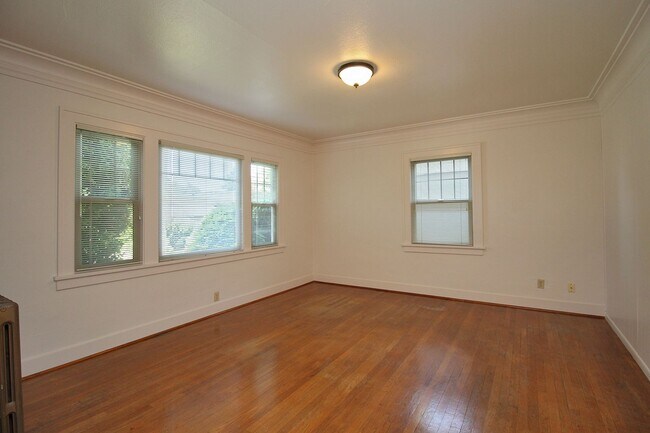 Building Photo - 2330 SE 22nd Ave