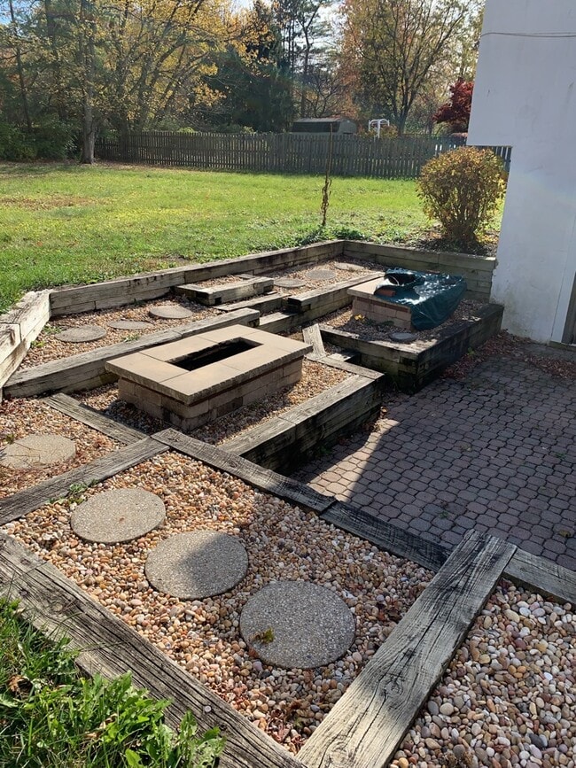 Building Photo - 818 Eastchester Dr