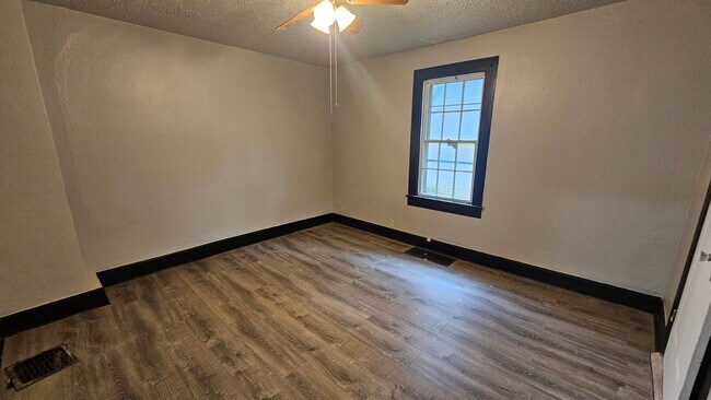 Building Photo - 118-118.5-1185 Wood St