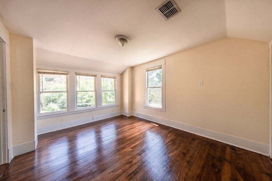 Building Photo - 5336 Junius St