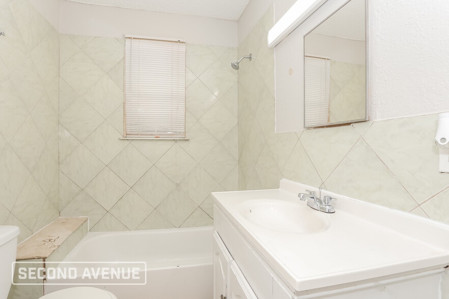 Building Photo - 2121 Broadway Ave