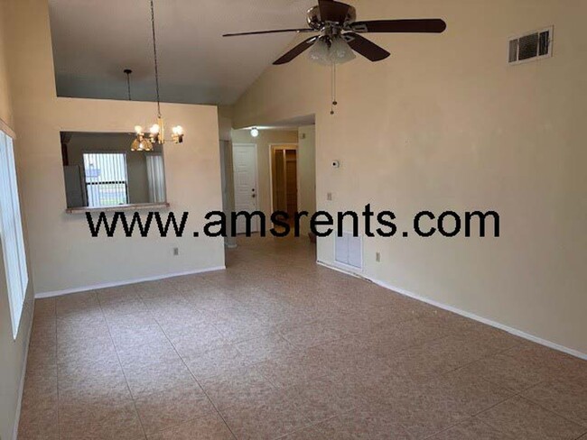 Building Photo - 3 bedroom Townhouse in Orlando